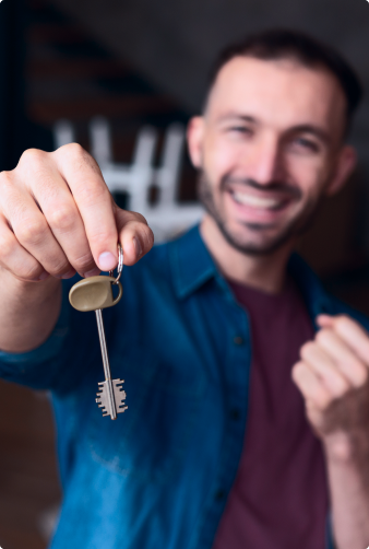 imagem homem segurando uma chave